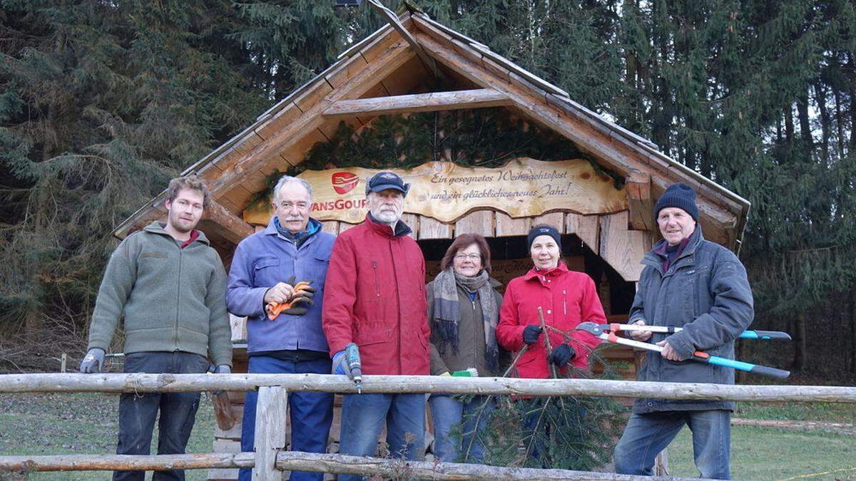 Die Vereinsmitglieder sind eifrig mit den Vorbereitungen beschäftigt: Gerhard Jocham, August Kargl, Peter Göttfried, Johanna Hirsch, Barbara Tockner und Franz Waldauer