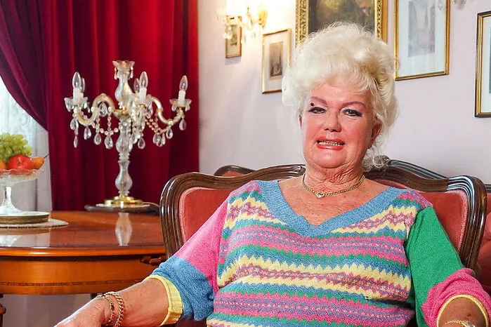 Ingrid, 68-jährige Pensionistin aus Wien 03, wünscht sich „einen lieben Mann, der mit mir gemeinsam durchs Leben geht.“ Ihr Ehepartner starb vor 6 Jahren nach schwerer Krankheit. 5 Jahre hat sie ihn zuhause gepflegt. Er war ihre große Liebe, ein sehr ruhiger und gelassener „Stiermann“. Sie selbst ist Sternzeichen Schütze, sehr temperamentvoll und sie haben sich gut ergänzt, weil er sie immer wieder „runter holen konnte“. Nun wünscht sie sich einen neuen Partner an ihrer Seite, doch die meisten Männer, die sie kennen lernt, sind verheiratet. Und da sie am Abend nicht mehr ausgeht, „ lern‘ ich auch keinen Mann kennen.“ Ingrid wünscht sich einen sportlichen Mann, der gerne reist und Spanien mag. Er soll „nicht älter als 70 sein, ein bissel Macho und ein bissel Softie“. Ingrid ist kinder- und geschwisterlos. „Es wär‘ schön, wenn einer ein bisserl aufpasst auf mich.“