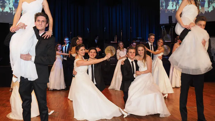 Im Veldener Casineum luden Freitagnacht die Maturantinnen und Maturanten des Klagenfurter Gymnasiums der Ursulinen zum Maturaball.
