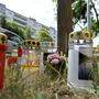 Kerzen und Blumen am Fundort der 13-jährigen Leonie in Wien-Donaustadt