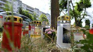 Kerzen und Blumen am Fundort der 13-jährigen Leonie in Wien-Donaustadt