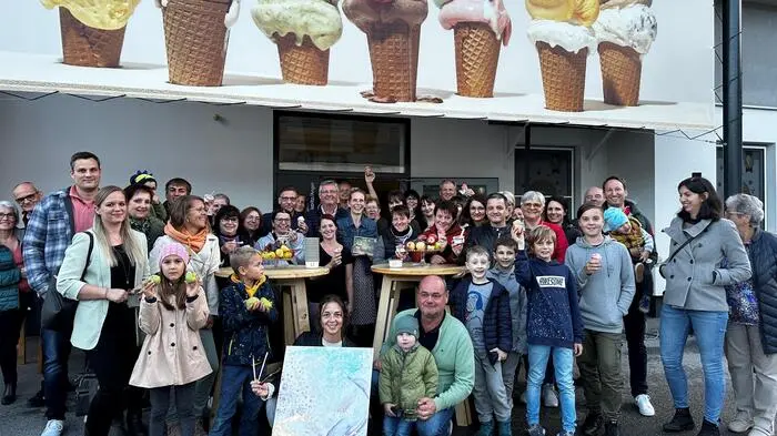 450 Kilo Obst - vor allem Brombeeren, Holunder, Aronia, Ribisel, Himbeere und Isabella-Trauben verarbeitete die Eisoase in der vergangenen Eissaison zu rund 2500 fruchtigem Eis. Am vergangenen Montag bedankten sich „Eis-Familie“ Wagner bei ihren „Obstgärtnerinnen“ und „Obstgärtnern“ bei ihrem jährlichen Erntedankfest - Kostprobe inklusive. 