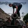 In Kiew wird derzeit zerstörtes, russisches Kriegsmaterial auf den Straßen gezeigt 