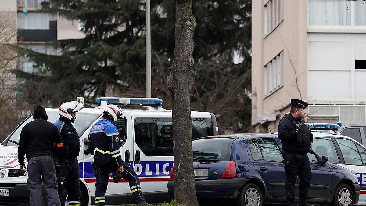 Die Polizei am Wohnort des Angreifers