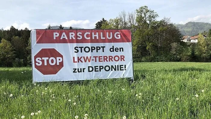 An mehreren Stellen entlang der L 138 wurden Plakate aufgestellt