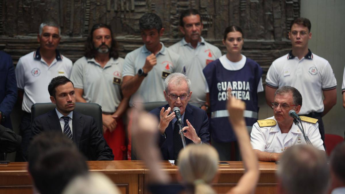 Oberstaatsanwalt Ambrogio Cartosio (Mitte) und sein Team bei einer Pressekonferenz nach dem Unglück