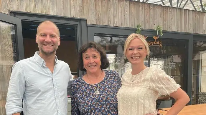 Christoph Überbacher und Janin Baumann übernehmen für eine Woche den ehemaligen Politzky Gastgarten von Julischka Politzky (Mitte)