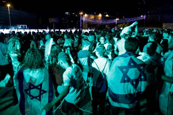 Am Mittwochabend wurden bei einer zentralen Zeremonie auf dem Herzl-Berg in Jerusalem Fackeln entzündet, auch von Ministerpräsident Benjamin Netanyahu. Anschließend sollten Menschen an mehreren Orten landesweit und in jüdischen Gemeinden auf der ganzen Welt das Lied "Hallelujah" singen. Mit dem Lied hatte Israel 1979 den Eurovisions Song Contest gewonnen. Gefeiert wurde auf Partys am Strand und bei Straßenfesten wie in Tel Aviv und Jerusalem.