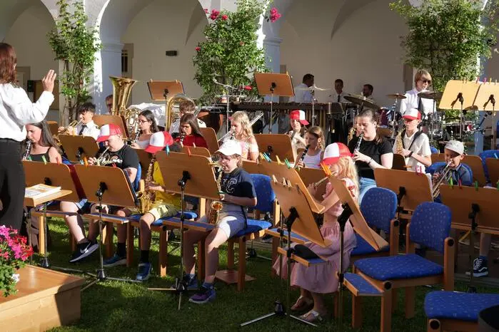 Kapellmeisterin Gerlinde Schneider dirigierte die Kapelle. Für ihre 20-jährige musikalische Tätigkeit am Saxophon wurde Andrea Pacher geehrt. Moderiert wurde die Veranstaltung von Theres Bischof.