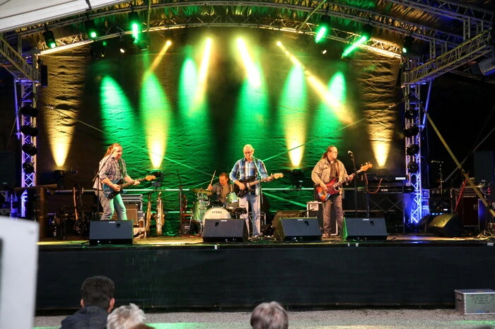 Während am Freitag unter anderen Musikgruppen wie „Ontörner Light“ oder die „Latvian Bluesband“ aufgeigten, spielten sich am Samstag die Top-Gruppen „CCR Revival-Band“ (Foto) und die „Miller Anderson-Band“ in die Herzen der zahlreichen Rock- und Bluesfans. 