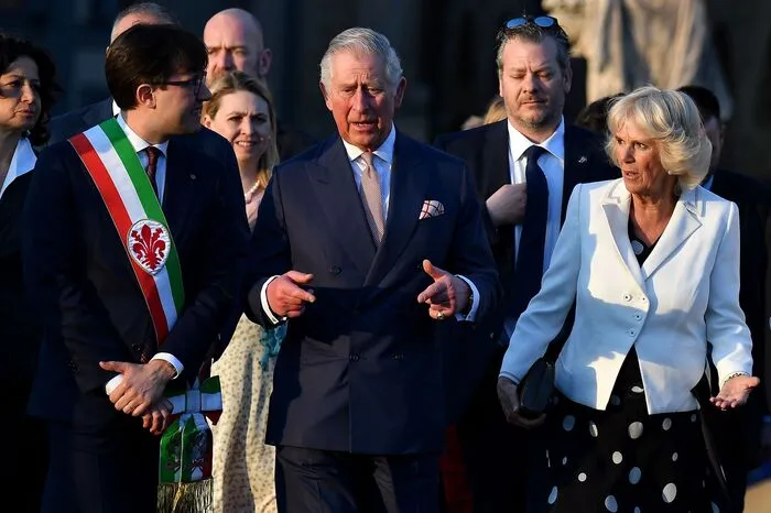 Nach ihrer Ankunft am Freitagabend besuchten Prinz Charles und Camilla das British Institute of Florence, das sein 100. Gründungsjubiläum feiert. Danach gönnten sie sich einen kurzen Spaziergang bis zur Brücke Santa Trinita über den Fluss Arno. Dabei wurden sie von mehreren Schaulustigen begrüßt.  