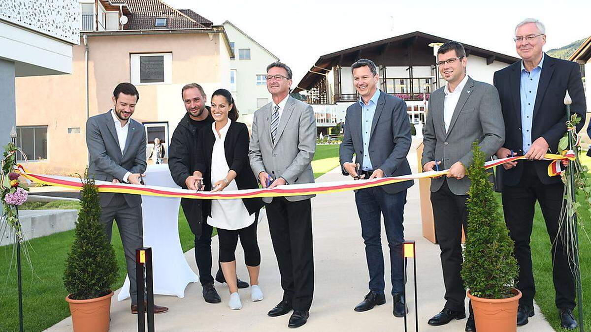 Landesrat Sebastian Schuschnig, die Architekten der Promenade Christoph und Barbara Abel, Wolfgang Klinar, Landesrat Daniel Fellner, Martin Gruber, Vizebürgermeister Christian Tribelnig