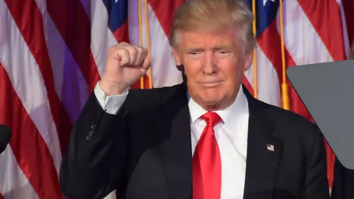 Donald Trump wird der 45. Präsident der Vereinigten Staaten von Amerika. Nach einem Telefonat mit Hillary Clinton, die ihre Niederlage eingestanden hatte, trat er vor seine Anhänger