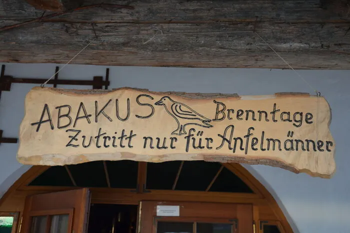 Die Schnapsbrennerei am Obsthof Wilhelm ist normalerweise den Apfelmännern vorbehalten.