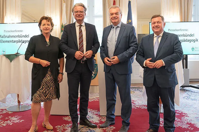 19. August 2022: Der neue LR Werner Amon (re.) und die Landesspitze kündigen Maßnahmen an: eine Prämie, kleinere Gruppen, gestaffelte Kindergartenbeiträge.