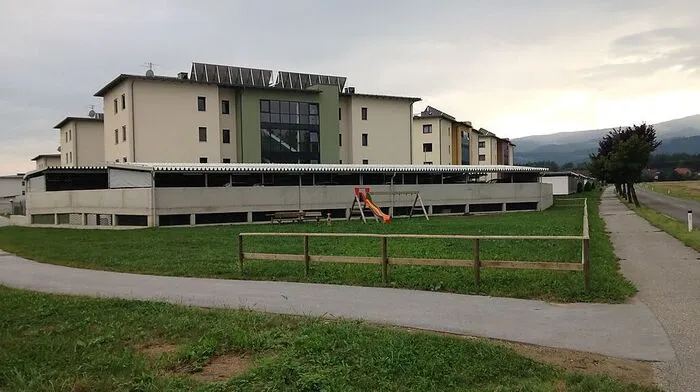 Der Spielplatz zur Straße hin wird um einen Ballspielplatz erweitert