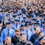 Polizisten nehmen an einem Schweigemarsch der „Blaulichtfamilie“ von der Deutschen Polizeigewerkschaft (DPolG) und der Gewerkschaft der Polizei (GdP) in Gedenken an den durch einen Messerangriff in Mannheim zu Tode gekommenen Polizisten teil.