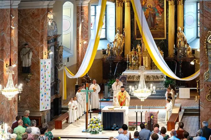 Nach besonderem Dank von Pfarrer Ioan Bilc und stehendem Applaus der Messebesucher für diese feierliche Messfeier fand anschließend im Pfarrgarten bei einem gemütlichen Beisammensein und umrahmt vom Musikverein Ilz der Frühschoppen statt