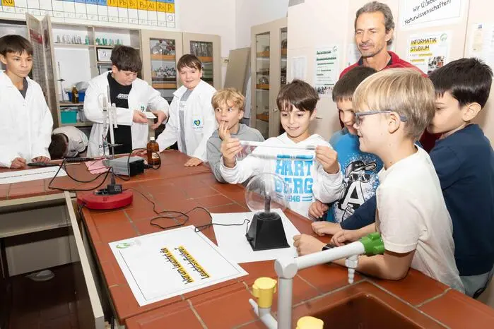 In den Klassenräumen wurden spannende Experimente gezeigt, kreative Projekte vorgestellt und das sprachliche sowie naturwissenschaftliche Profil der Schule präsentiert. 