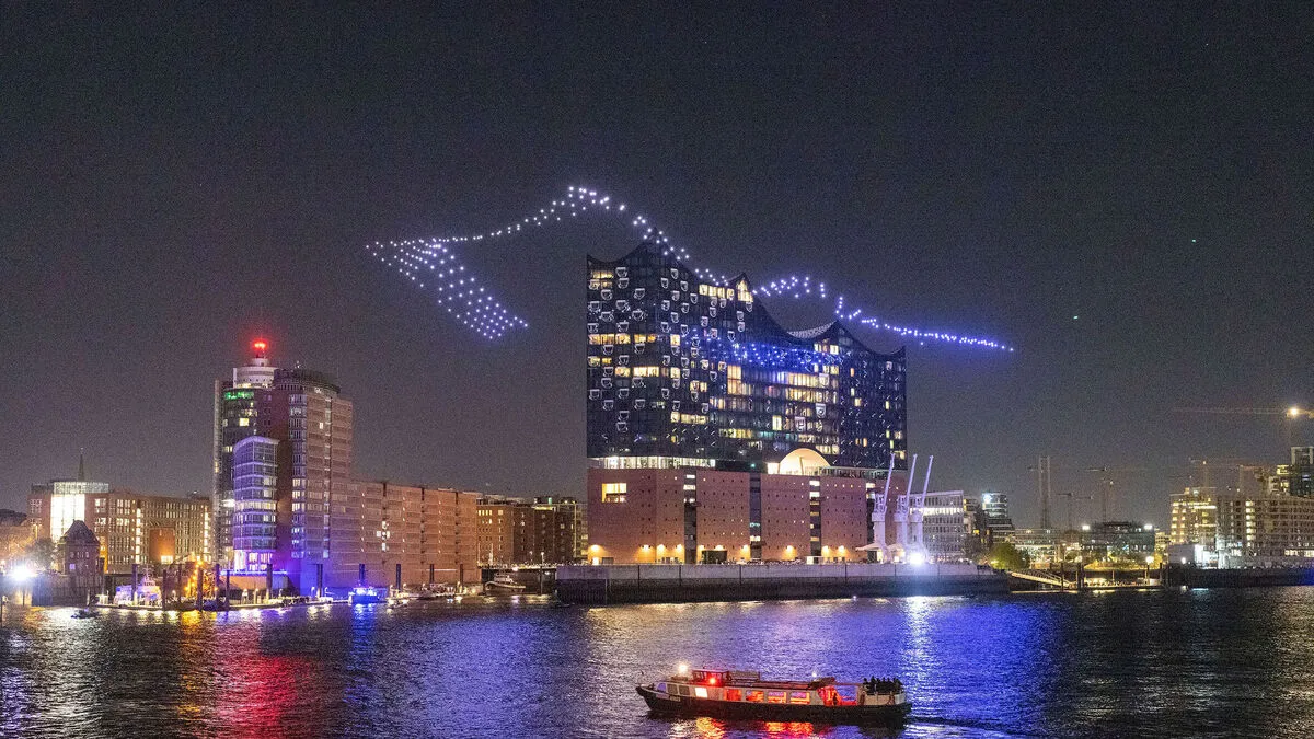 "Breaking Waves": Drohnenballett bei der Elbphilharmonie
