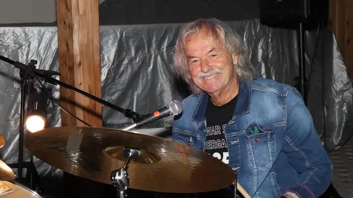 Mit Hits von den 1950ern bis zu 1990ern aus den Genres Pop, Rock, Blues, Soul und Oldies verwöhnten Nina Traussnigg, Werner „Blumi“ Blumauer, Kurt Nitsch, Werner Zagler und Johann Schneider die Besucher beim Open-Air-Konzert im Gastgarten der Gasslmühle in Krottendorf-Gaisfeld.