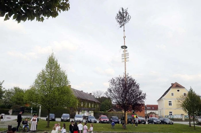 „Der Maibaum steht ja schon. Diese Maifeier ist ein wichtiger Bestandteil in unserem jährlichen Veranstaltungskalender“...
