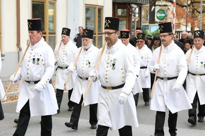 Die Initiatoren des Barbarabieres, der Geschäftsführer der Steirischen Eisenstraße, Peter Cmager und deren Obmann, Trofaiachs Bürgermeister Mario Abl, konnten zahlreiche Ehrengäste zu diesem besonderen Ritual begrüßen, das am Beginn des Brauvorganges jeden Bieres steht.