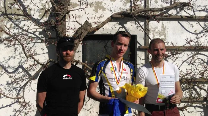 KOLV-Cup, 1. Bewerb: v.l. Bernhard Venhauer  (Wettkampfleiter), Pierre Kaltenbacher (Tagesschnellster Herren Allgemein), Markus Buchtele (Sieger H35)
