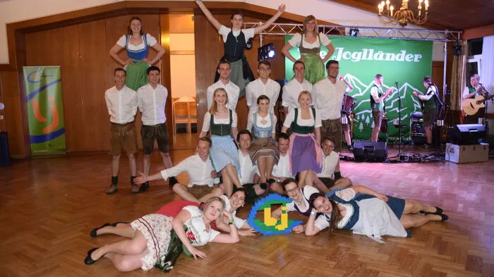 Zu Beginn begeisterte die Landjugend ihre Gäste mit einer spektakulären Polonaise, die sie tadellos einstudiert hatte.