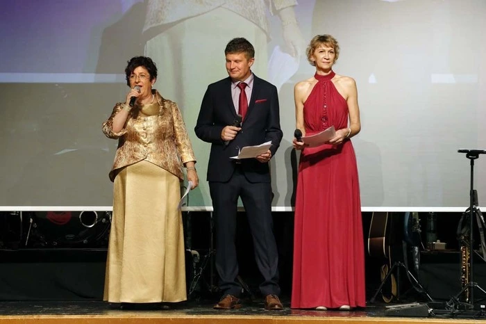 ...mit ihren Klassenvorständen Herwig Ritthammer, Bettina Schulter und Elisabeth Brunner...