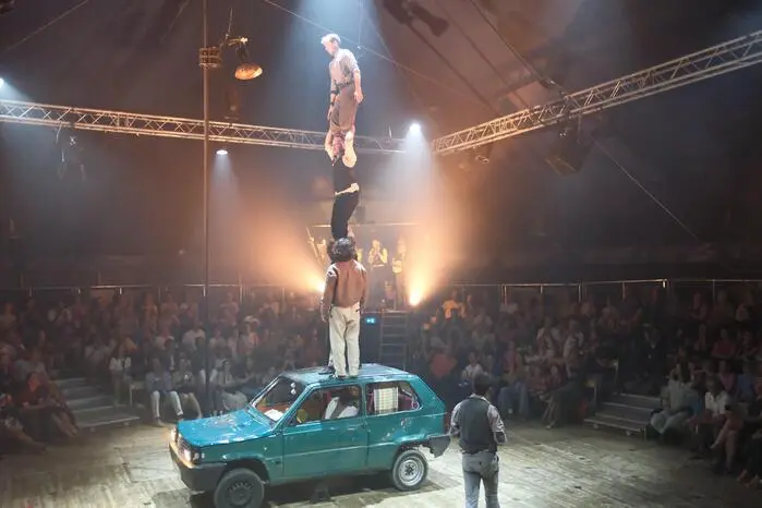 Im Mittelpunkt: fünf Brüder und ein alter Fiat Panda