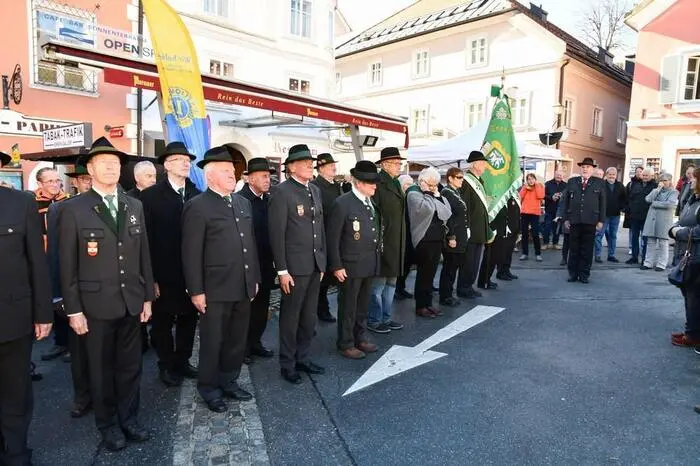 Aufmarschiert sind zur Eröffnung des Leonhardimarktes der ÖKB Stadtverband Murau und die Murauer Bürgergarde.