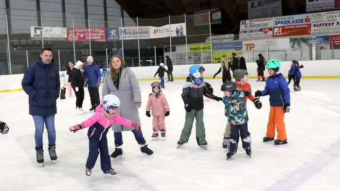 Kufenflitzer kamen am Wochenende in Althofen voll auf ihre Kosten. Die Stadtgemeinde lud zur 2. Eisdisco in die örtliche Stadthalle. 