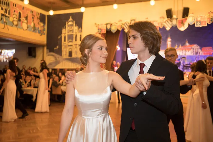 Die lange Vorbereitung hat sich gelohnt: Die mit der Tanzschule Gider einstudierte, eher klassische Polonaise kam bei den zahlreichen Ballbesuchern bestens an. 