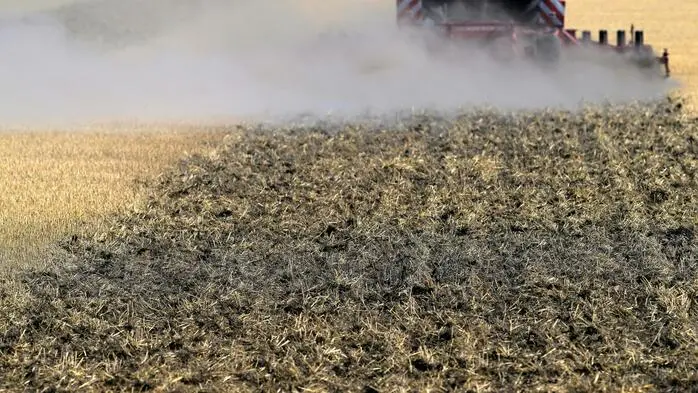 Die anhaltende Trockenheit, Hitze und Dürre setzen der Landwirtschaft in Österreich weiter zu. Die Böden sind hart und zu trocken