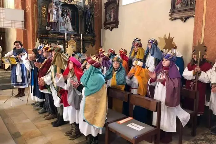 Die Gleisdorfer Ministrantinnen und Ministranten bei der Messe ...