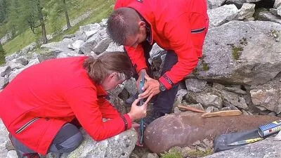 Mitarbeiter des Entminungsdienstes entschärfen eine Bombe