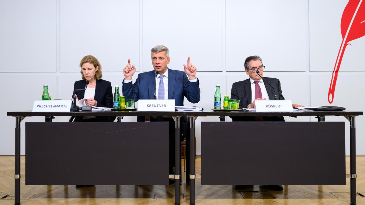 Die Untersuchungskommission bei der Präsentation ihrer Ergebnisse: Landesgericht Feldkirch Präsidentin Angelika Prechtl-Marte, Vorsitzender der Untersuchungskommission Martin Kreutner und der ehemalige bayerische VfGH Präsident Peter Küspert (v.l.)