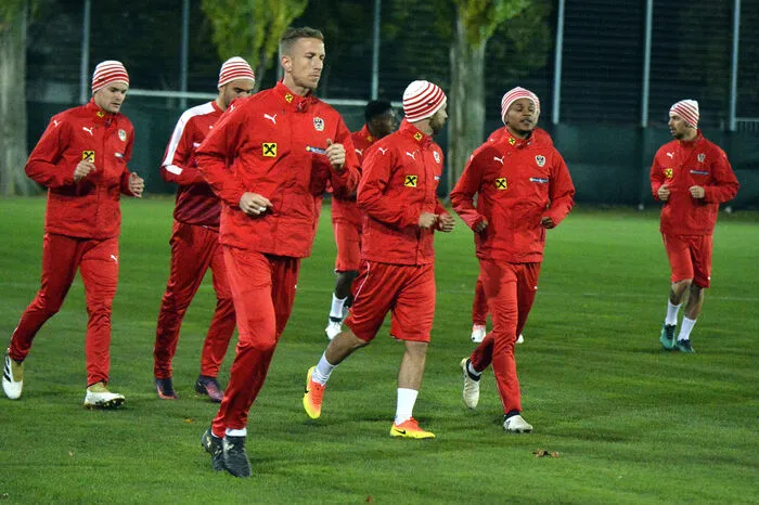 Wieder mit dabei ist nach der verletzungsbedingten Absage von Sebastian Prödl wieder Fulham-Legionär Michael Madl - neben Janko im Gespräch mit Valentino Lazaro