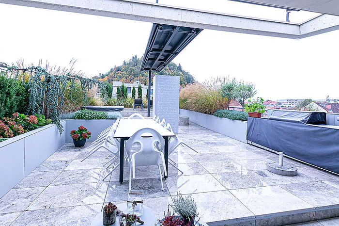 Fast direkt hinter der Terrasse erstreckt sich der Schloßberg. Sie liegt so nah an der Rückseite des Grazer Wahrzeichens, dass man beinahe das Gefühl hat, von hier aus die herbstlich gefärbten Blätter der dortigen Bäume berühren zu können.