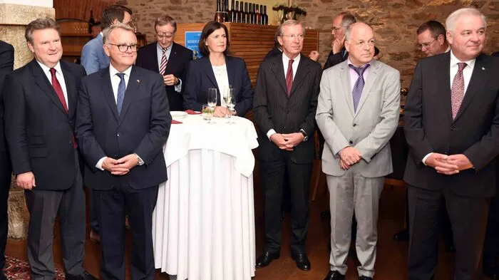 Die Landeshauptleute waren vom Ambiente des Weingutes Burg Taggenbrunn sehr angetan und zollten Hausherrn Alfred Riedl hohen Respekt