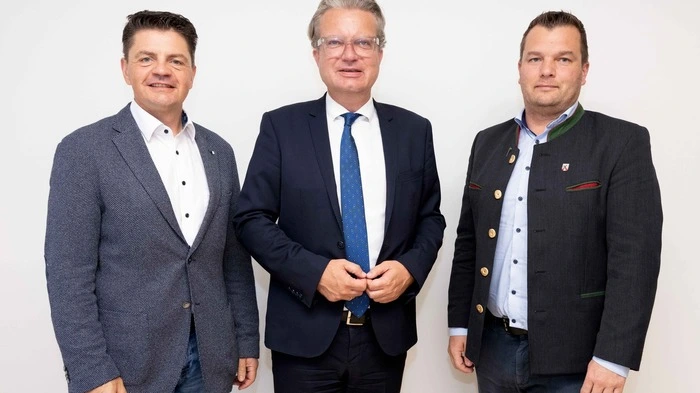 Die Fotos seiner aktuellen steirischen Ochsentour bei den Gemeindesprechtagen belegen es: Der neue Landeshauptmann Christopher Drexler hat sich in seiner Fotopose endgültig festgelegt.