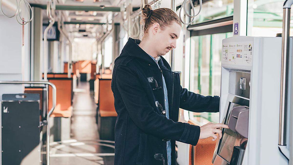 Vor dem Schalter statt online: FH-Studenten müssen auf ein neues System warten bevor sie ein Semesterticket online beantragen können