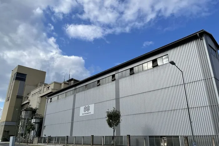 Ansichten des sehr großen RHI-Magnesita-Werkes in Trieben