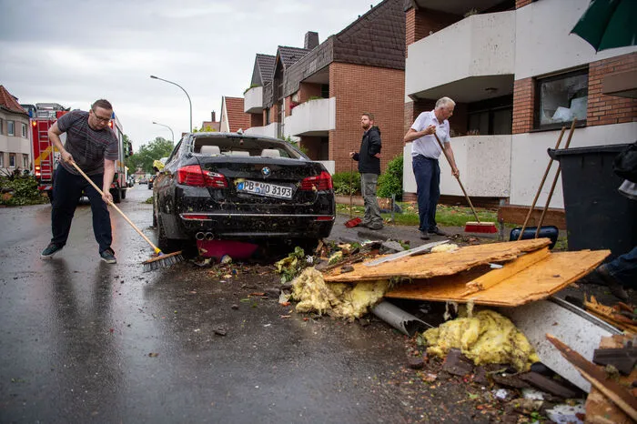 Allein in Paderborn wurden laut Polizei 43 Menschen verletzt, einige von ihnen schwer.
