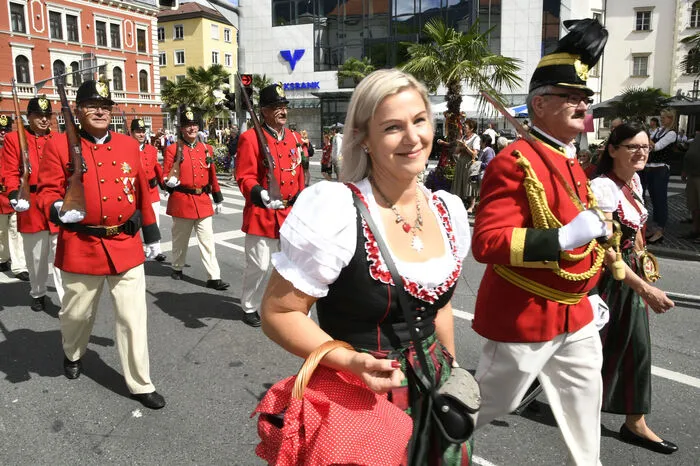 Die Spittaler Bürgergarde marschierte auf und feuerte bei der Eröffnung des Kirchtages einen Ehrensalut für die Ehrengäste und Besucher ab.