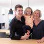 Zurück aus Basel: Karina und Christoph Platzer mit Tochter Ivie