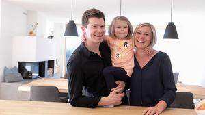 Zurück aus Basel: Karina und Christoph Platzer mit Tochter Ivie