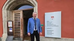 Thomas Kalcher am Wahltag vor dem Rathaus