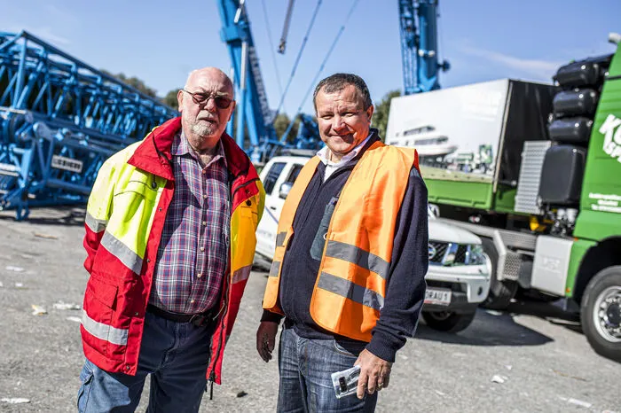 Nageler mit Friedhelm Biermann, der für die Hebung des Schiffes und die Verladung auf den Transporter zuständig war. Sein Team bringt die MS Landskron nach Zauchen